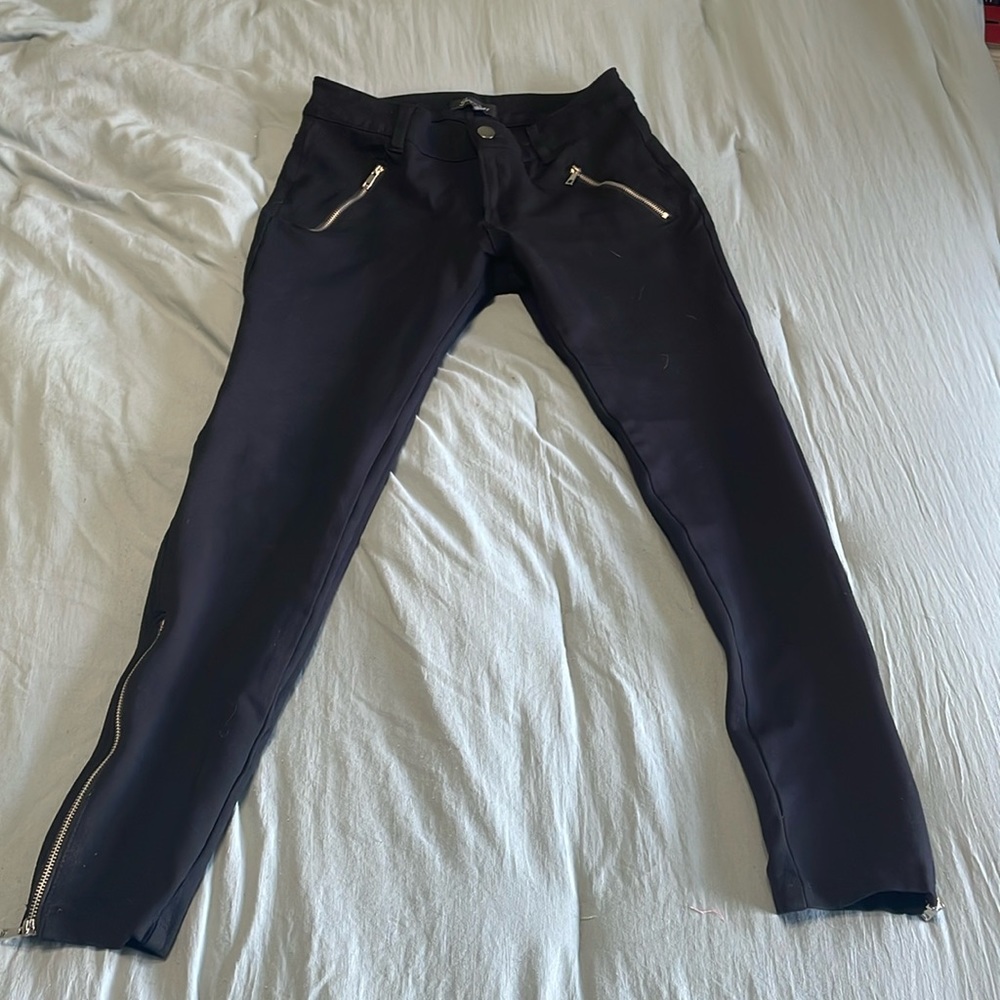 Shinestar Zipper Accented Capris